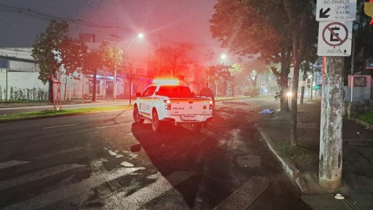 Mulher morre atropelada em Porto Alegre