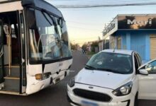 Ônibus com mais de 30 pessoas se envolve em acidente na manhã desta terça-feira (13)