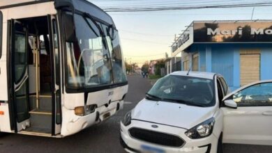 Ônibus com mais de 30 pessoas se envolve em acidente na manhã desta terça-feira (13)