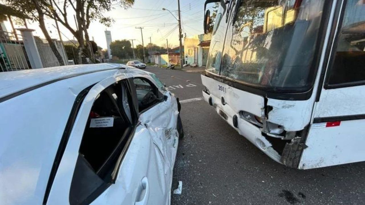 Ônibus com mais de 30 pessoas se envolve em acidente na manhã desta terça-feira (13)