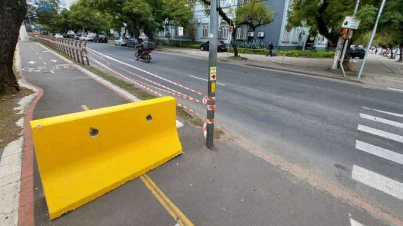 blocos de concreto em ciclovia