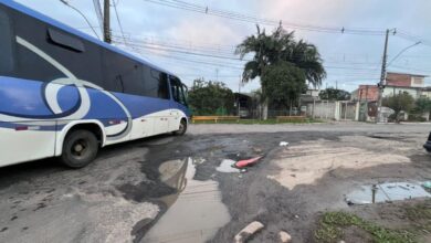 Estrada em Canoas tem cratera que trouxe o caos no trânsito