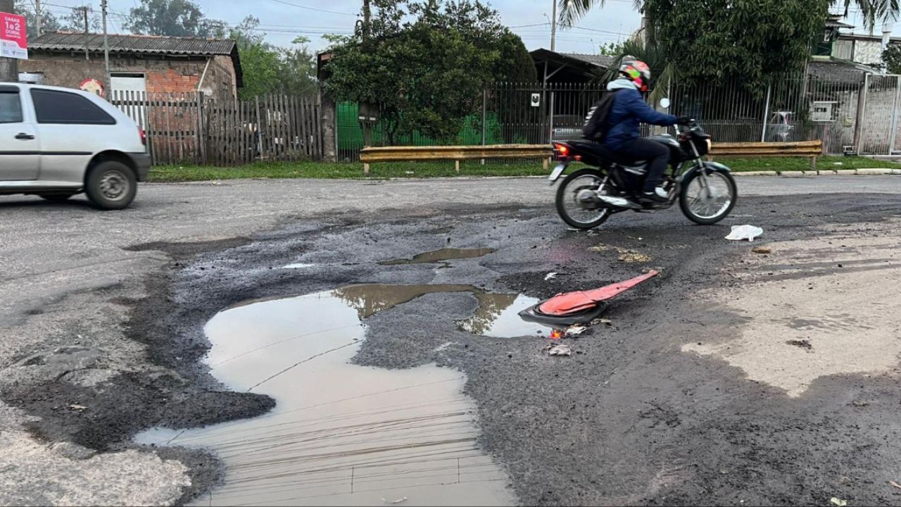 Estrada em Canoas tem cratera que trouxe o caos no trânsito