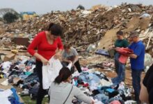 Montanha de roupas jogada na rua novo hamburgo