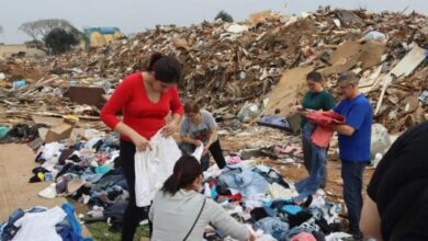 Montanha de roupas jogada na rua novo hamburgo