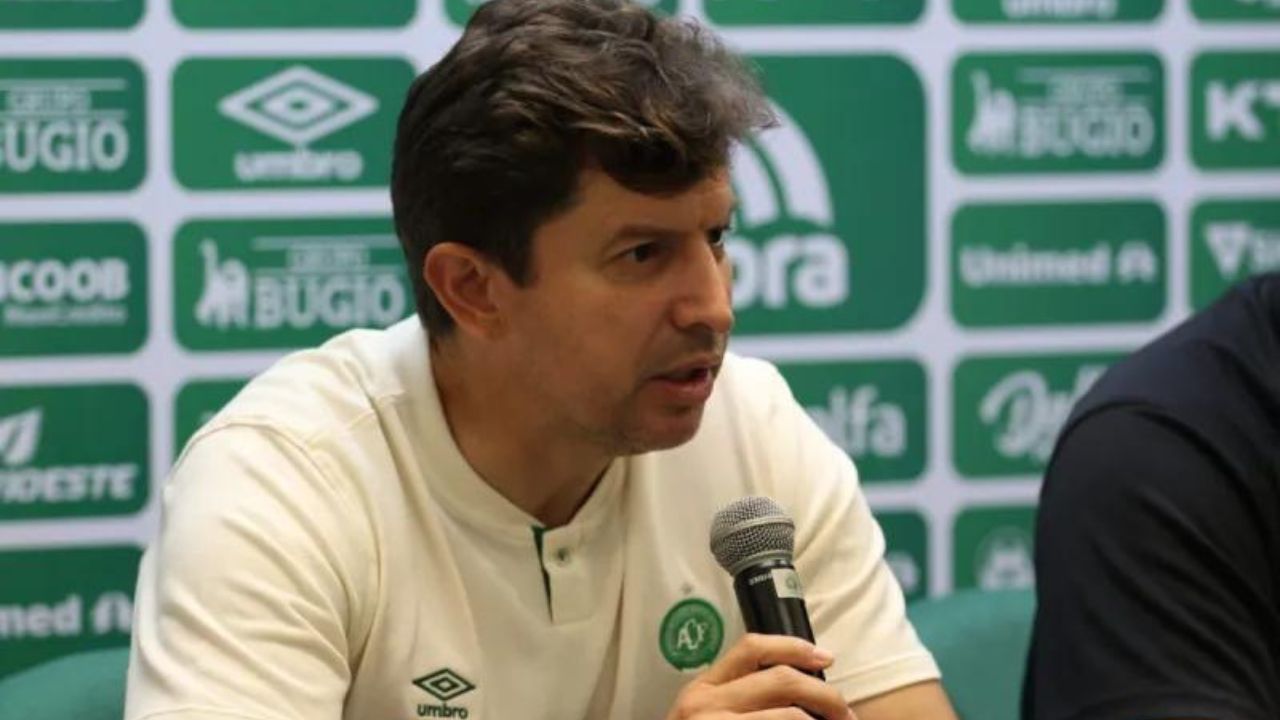 Antigo camisa 10 gremista é demitido após apenas 2 partidas como técnico da Chapecoense Tcheco