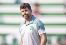 Antigo camisa 10 gremista é demitido após apenas 2 partidas como técnico da Chapecoense Tcheco