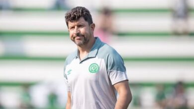 Antigo camisa 10 gremista é demitido após apenas 2 partidas como técnico da Chapecoense Tcheco