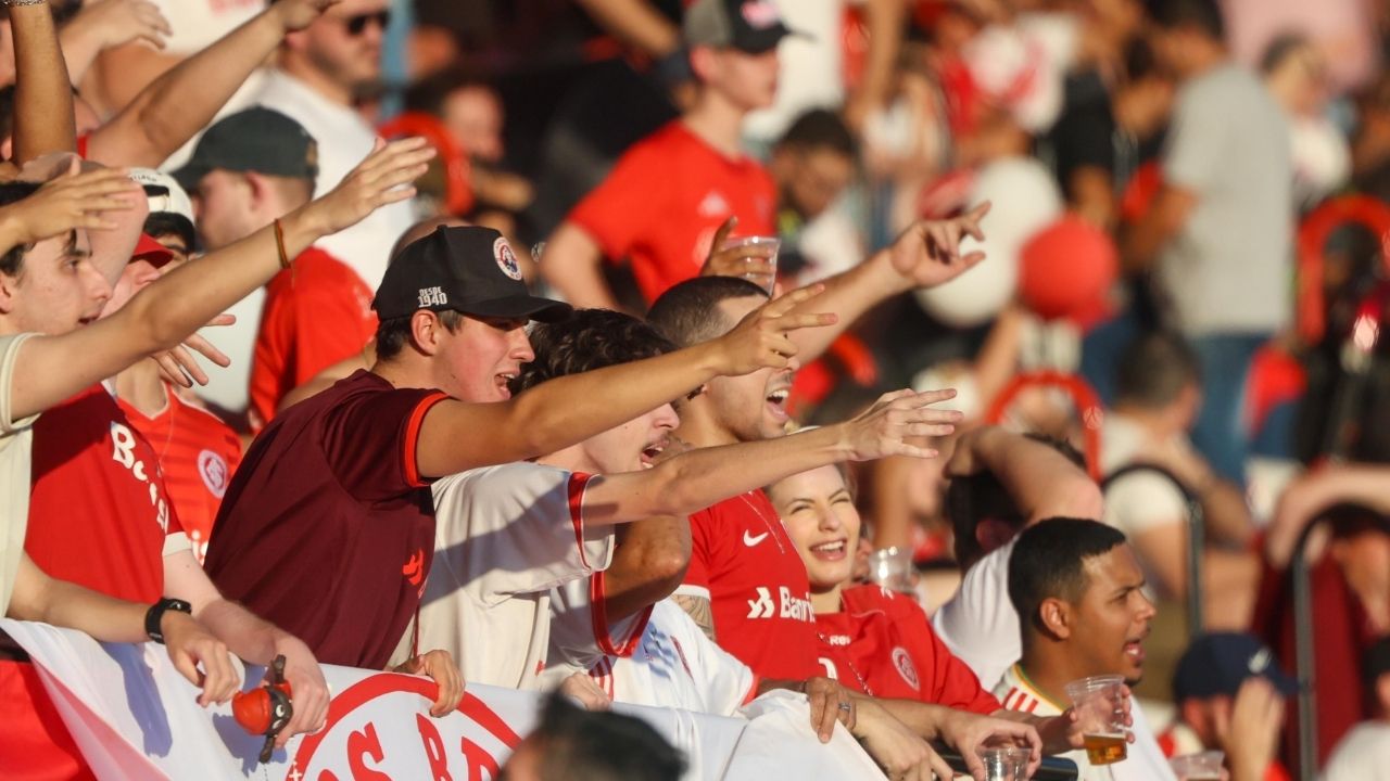 Torcida do Internacional contra o Atlétigo Goianiense