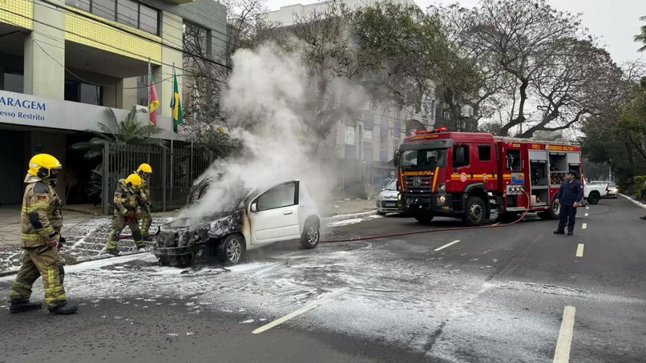 Incêndios de veículos marcam começo de semana em Porto Alegre