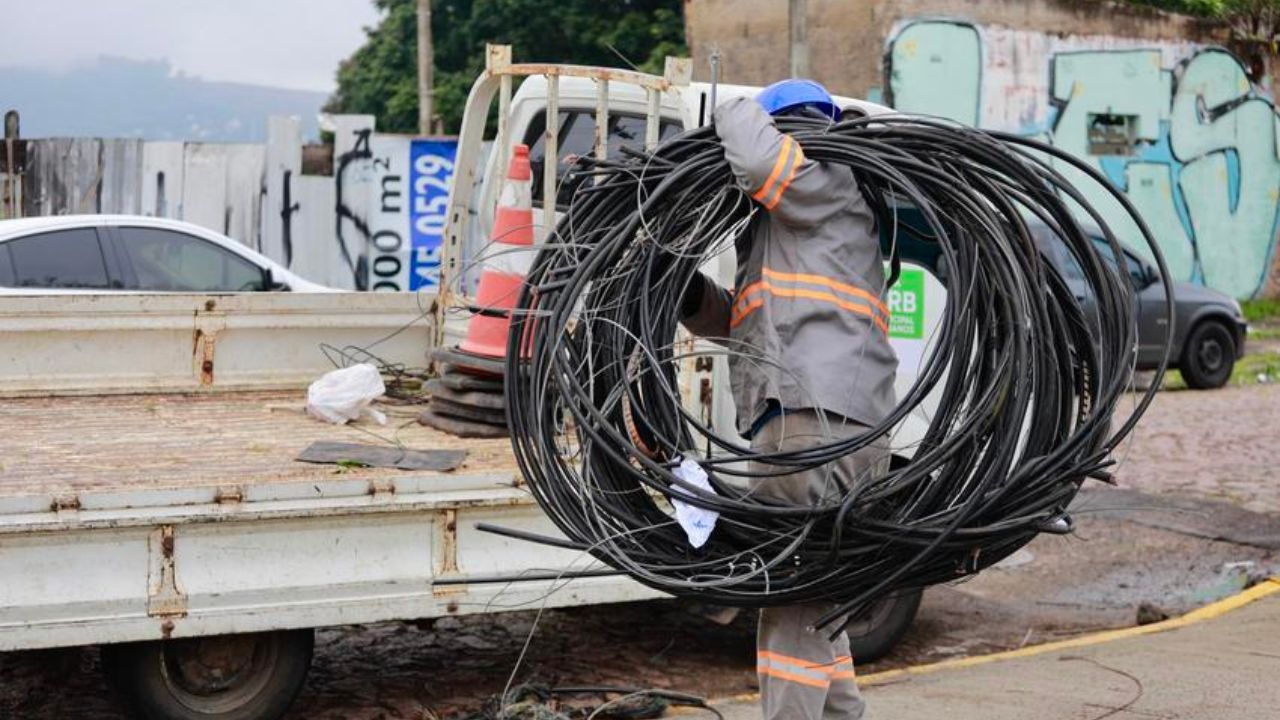 Iniciativa da Secretaria de Serviços Urbanos realiza limpeza de fios e cabos em rua importante de Porto Alegre